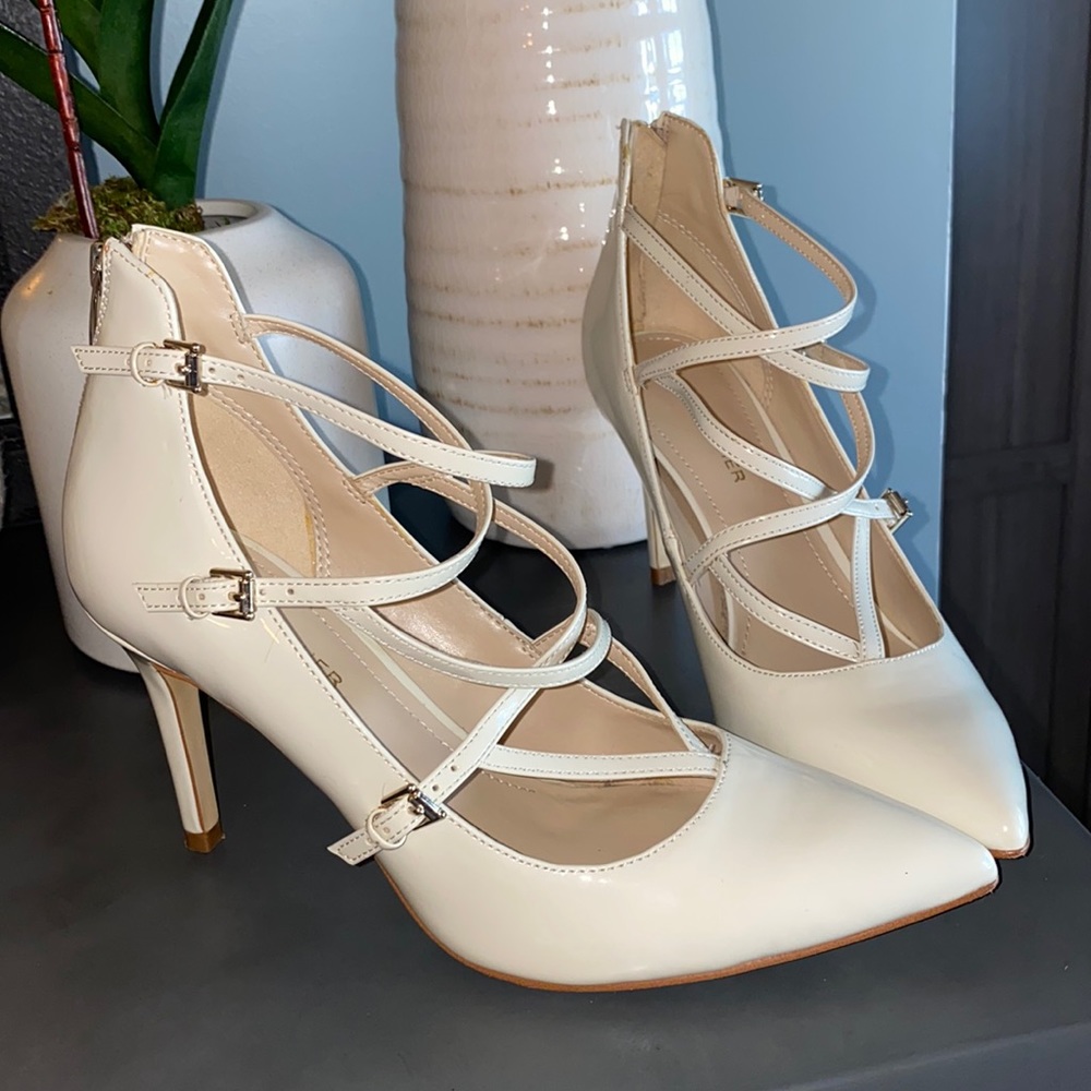 Marc Fisher “ivory” colored 3.5” heel. Good condition. All man made material
